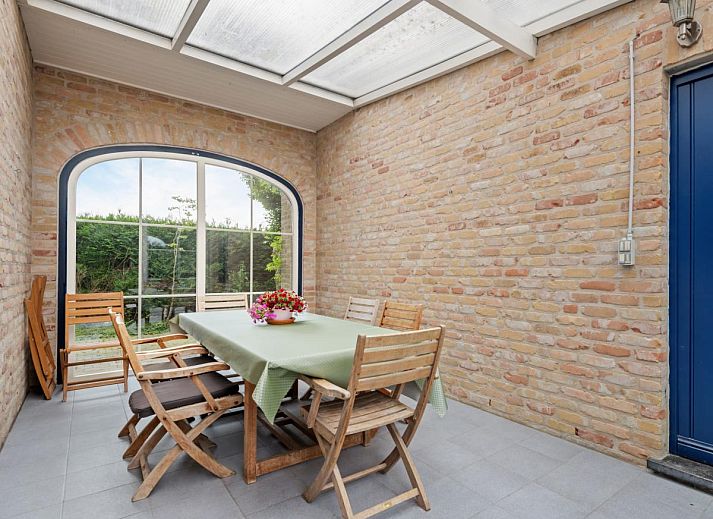 Gezellige woonkamer van vakantiehuis Frontzate in Diksmuide, West-Vlaanderen met comfortabele banken en veel natuurlijk licht.