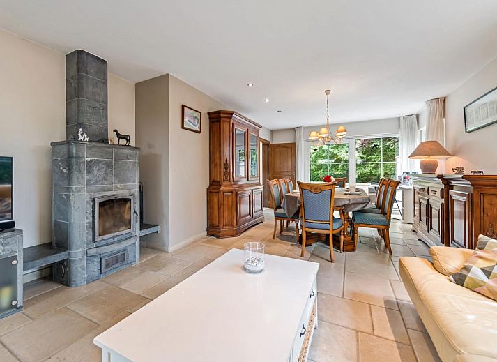 Moderne keuken in vakantiehuis Frontzate in Diksmuide, West-Vlaanderen, Belgie. Stijlvolle inrichting met ruime werkbladen en apparatuur.