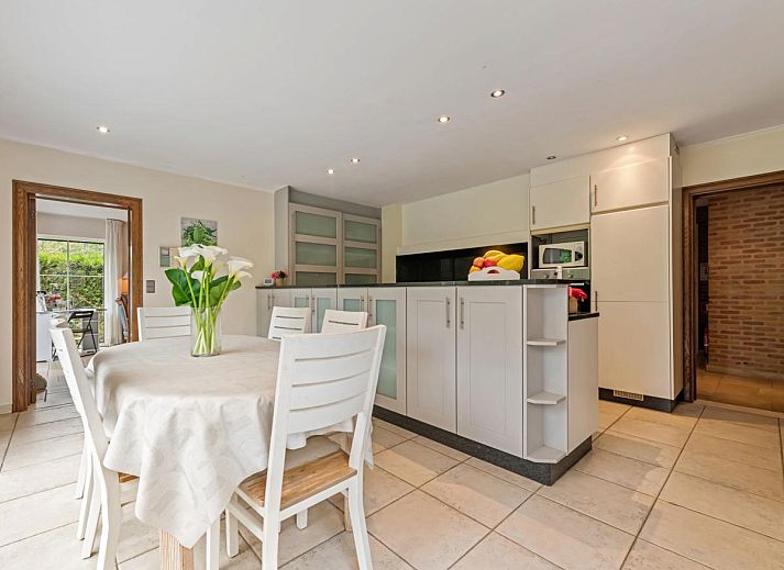 Moderne keuken in vakantiehuis Frontzate in Diksmuide, West-Vlaanderen, Belgie. Stijlvolle inrichting met ruime werkbladen en apparatuur.