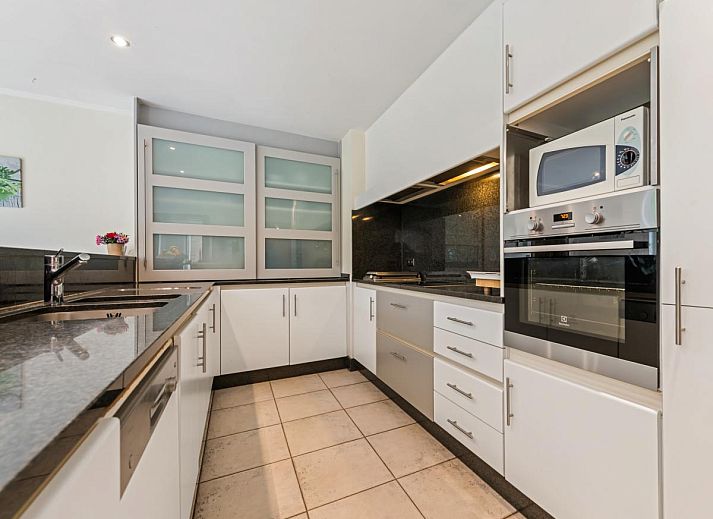 Moderne keuken in vakantiehuis Frontzate in Diksmuide, West-Vlaanderen, Belgie. Stijlvolle inrichting met ruime werkbladen en apparatuur.