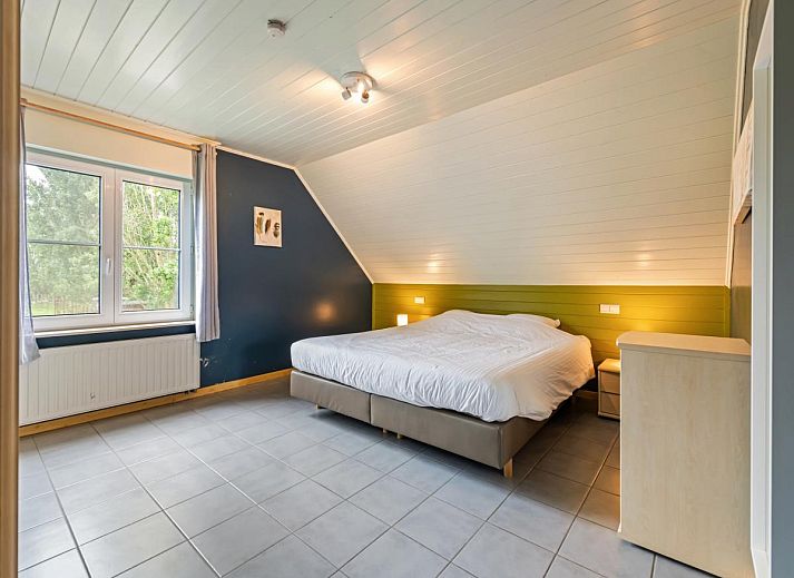 Moderne keuken in vakantiehuis Frontzate in Diksmuide, West-Vlaanderen, Belgie. Stijlvolle inrichting met ruime werkbladen en apparatuur.
