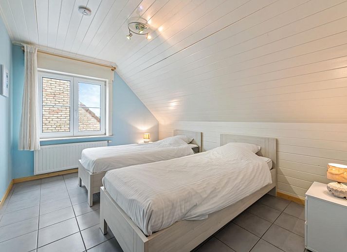 Gezellige eetkamer in vakantiehuis Frontzate te Diksmuide, West-Vlaanderen, met elegant gedekte tafel en uitzicht op de groene omgeving.