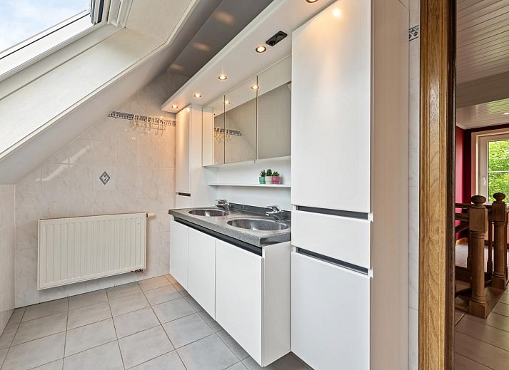 Gezellige eetkamer in vakantiehuis Frontzate te Diksmuide, West-Vlaanderen, met elegant gedekte tafel en uitzicht op de groene omgeving.