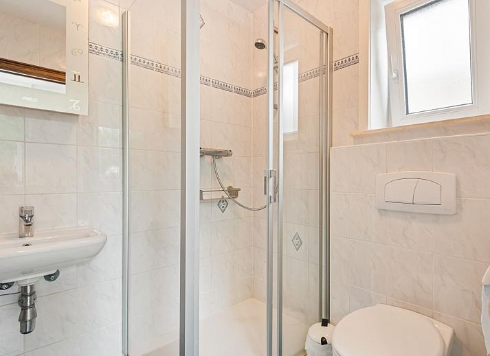 Gezellige eetkamer in vakantiehuis Frontzate te Diksmuide, West-Vlaanderen, met elegant gedekte tafel en uitzicht op de groene omgeving.