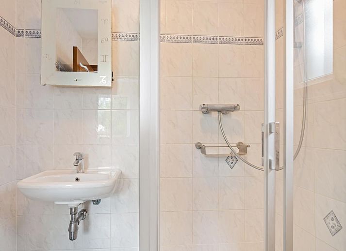 Gezellige eetkamer in vakantiehuis Frontzate te Diksmuide, West-Vlaanderen, met elegant gedekte tafel en uitzicht op de groene omgeving.