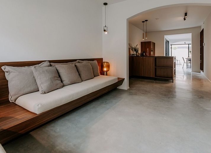 Moderne eetruimte in vakantiehuis Jolie Logie, Nieuwpoort, West-Vlaanderen, met glazen deuren en stijlvolle inrichting.