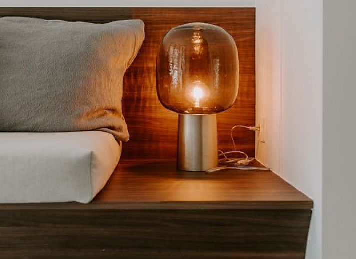 Moderne eetruimte in vakantiehuis Jolie Logie, Nieuwpoort, West-Vlaanderen, met glazen deuren en stijlvolle inrichting.