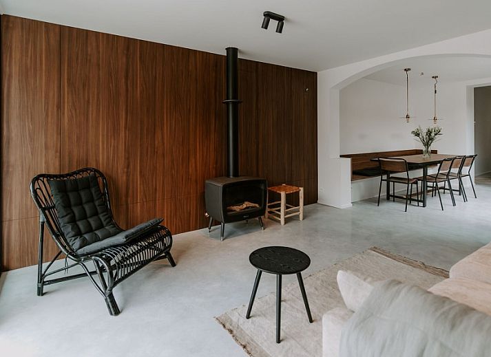 Gezellige zithoek in Jolie Logie, vakantiehuis in Nieuwpoort, West-Vlaanderen, met comfortabele banken en grote ramen.
