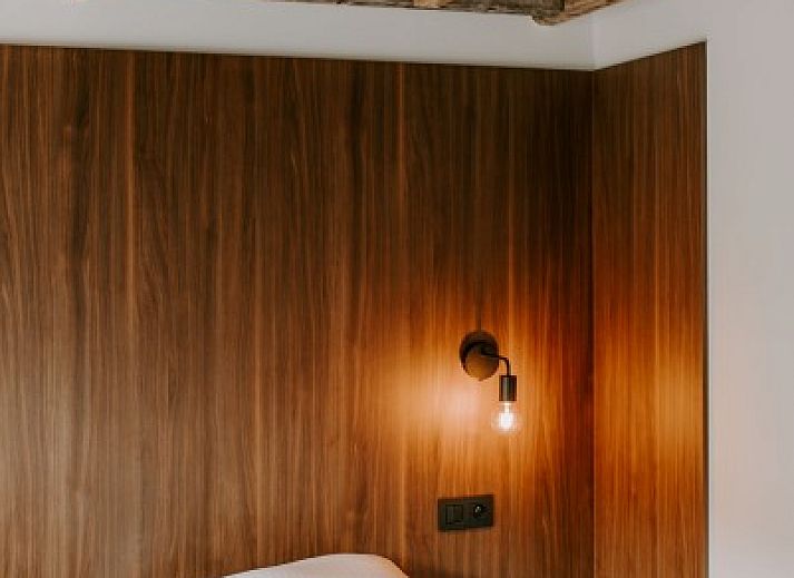 Ruime woonkamer van Jolie Logie, vakantiehuis in Nieuwpoort, West-Vlaanderen, met moderne inrichting en open keuken.