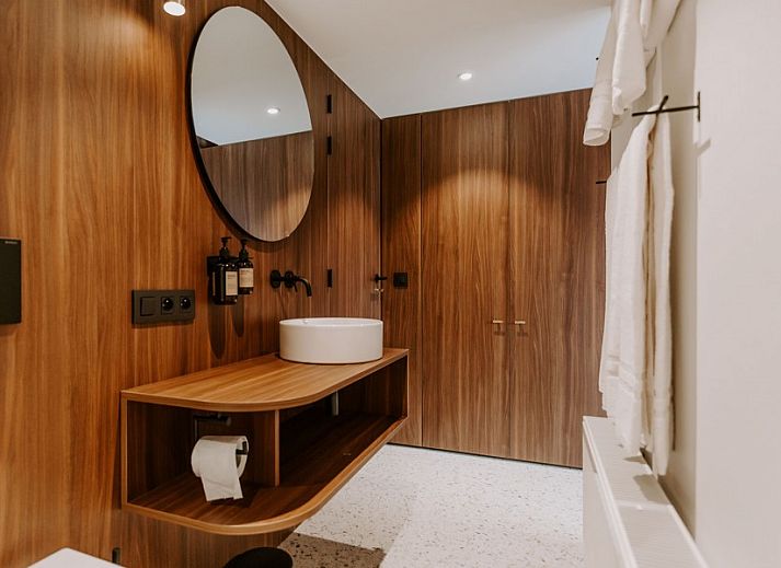 Ruime woonkamer van Jolie Logie, vakantiehuis in Nieuwpoort, West-Vlaanderen, met moderne inrichting en open keuken.