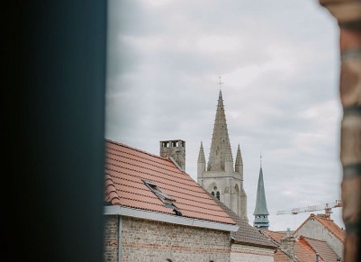 Ruime woonkamer van Jolie Logie, vakantiehuis in Nieuwpoort, West-Vlaanderen, met moderne inrichting en open keuken.