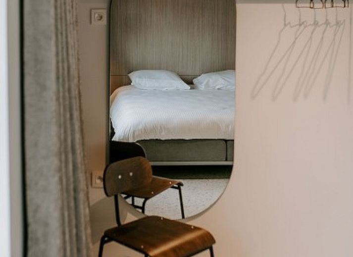 Ruime woonkamer van Jolie Logie, vakantiehuis in Nieuwpoort, West-Vlaanderen, met moderne inrichting en open keuken.
