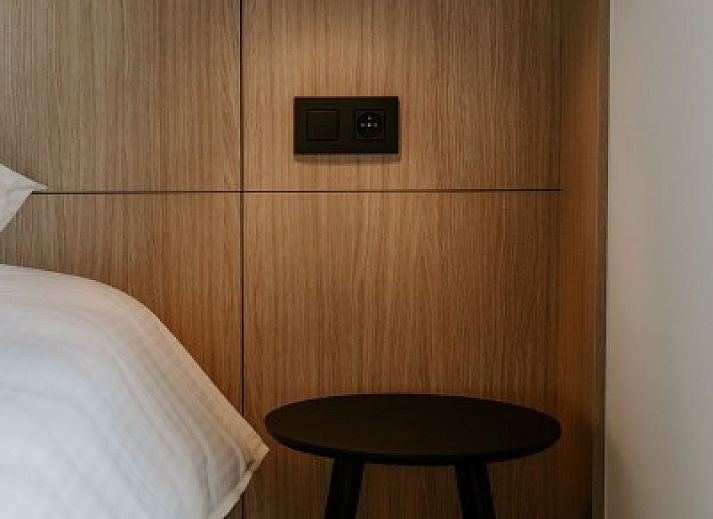 Ruime woonkamer van Jolie Logie, vakantiehuis in Nieuwpoort, West-Vlaanderen, met moderne inrichting en open keuken.