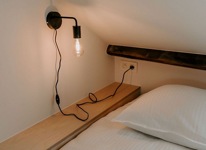 Moderne keuken in Jolie Logie, vakantiehuis in Nieuwpoort, West-Vlaanderen, met houten afwerking en kookeiland.