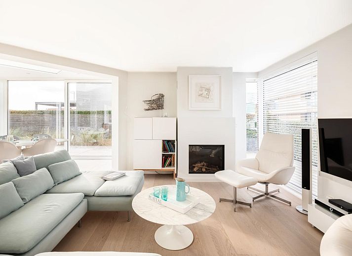 Heller Essbereich im Ferienhaus La Perle in Oostduinkerke mit Blick auf die Terrasse und die Natur von Westflandern, Belgien.