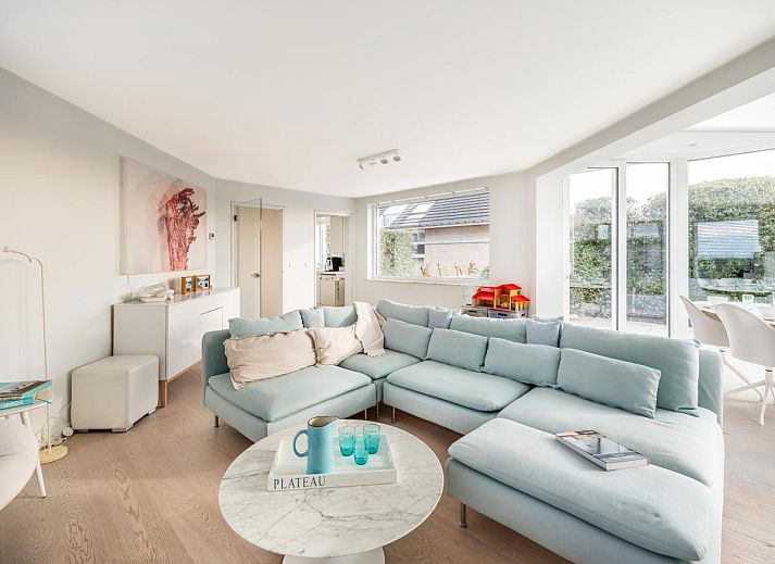 Heller Essbereich im Ferienhaus La Perle in Oostduinkerke mit Blick auf die Terrasse und die Natur von Westflandern, Belgien.