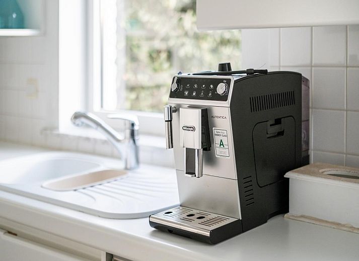 Veranda des Ferienhauses La Perle in Oostduinkerke, Westflandern, mit Blick auf den Garten und moderne Architektur.