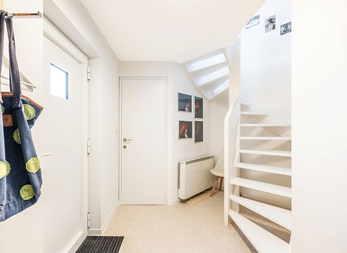 Veranda des Ferienhauses La Perle in Oostduinkerke, Westflandern, mit Blick auf den Garten und moderne Architektur.