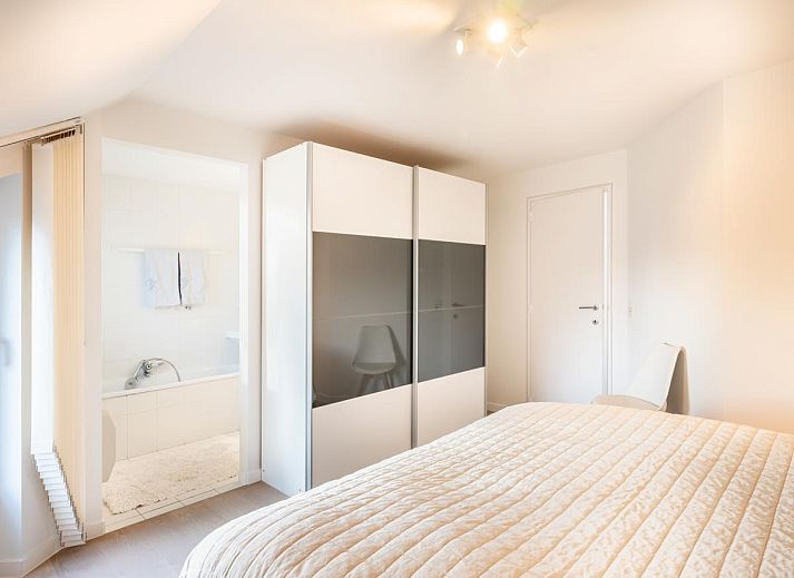 Veranda des Ferienhauses La Perle in Oostduinkerke, Westflandern, mit Blick auf den Garten und moderne Architektur.