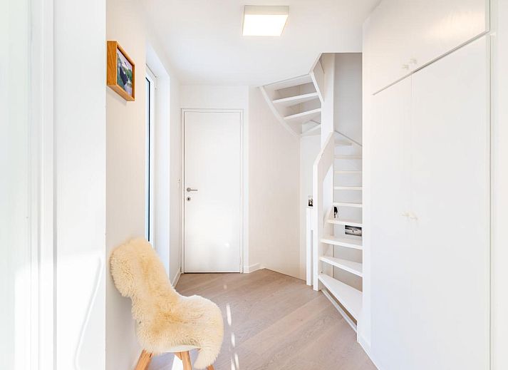 Veranda des Ferienhauses La Perle in Oostduinkerke, Westflandern, mit Blick auf den Garten und moderne Architektur.