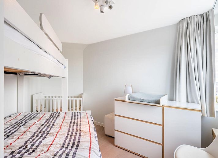 Moderne Kueche im Ferienhaus La Perle, Oostduinkerke, Westflandern, mit heller Einrichtung und Essbereich fuer einen komfortablen Urlaub.