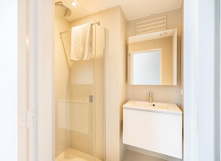 Moderne Kueche im Ferienhaus La Perle, Oostduinkerke, Westflandern, mit heller Einrichtung und Essbereich fuer einen komfortablen Urlaub.