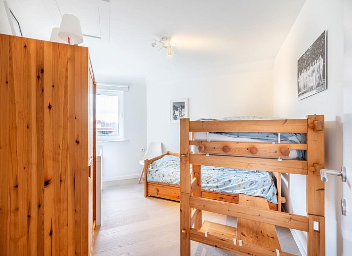 Moderne Kueche im Ferienhaus La Perle, Oostduinkerke, Westflandern, mit heller Einrichtung und Essbereich fuer einen komfortablen Urlaub.