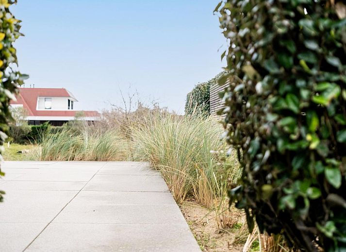 Gemuetliches Schlafzimmer im Ferienhaus La Perle in Oostduinkerke, Belgien, mit bequemem Bett und grossem Fenster fuer viel Tageslicht.