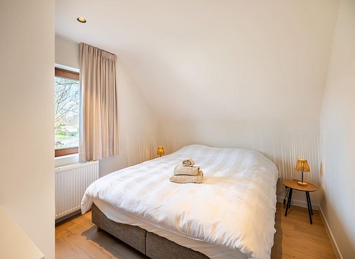 Helles Esszimmer im Ferienhaus "Pure Relax" in Oostduinkerke mit Blick auf die Terrasse und den Garten in Westflandern, Belgien.