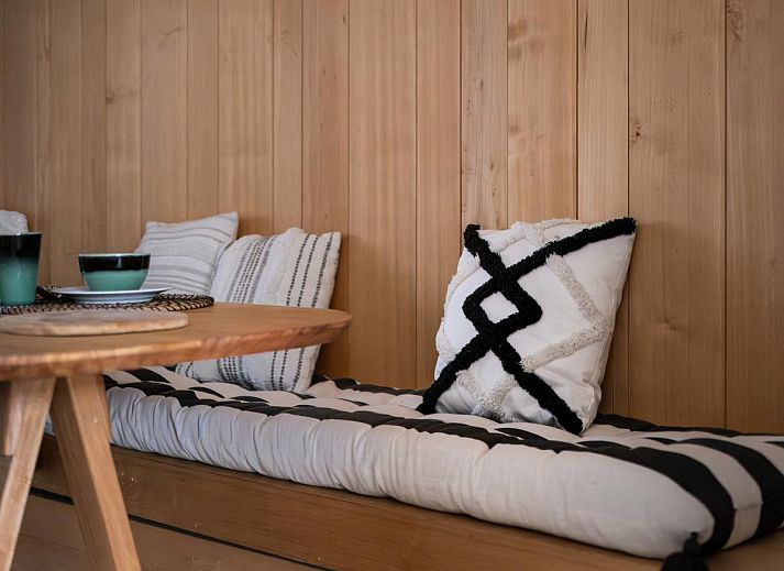 Stilvoller Innenbereich des Ferienhauses "Magique 31" in Oostduinkerke, Belgien, mit modernem Ess- und Sitzbereich.