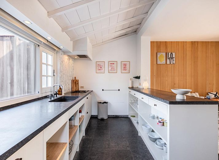 Stilvoller Innenbereich des Ferienhauses "Magique 31" in Oostduinkerke, Belgien, mit modernem Ess- und Sitzbereich.