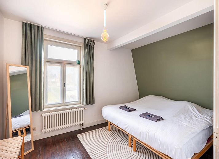 Stilvoller Innenbereich des Ferienhauses "Magique 31" in Oostduinkerke, Belgien, mit moderner Kueche und gemuetlichem Essbereich.