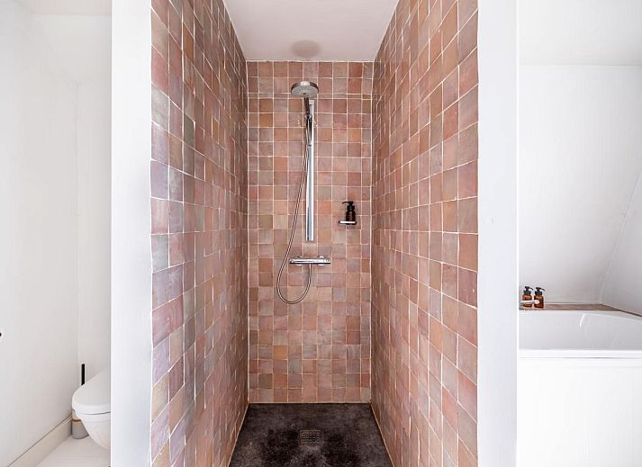 Stilvoller Innenbereich des Ferienhauses "Magique 31" in Oostduinkerke, Belgien, mit moderner Kueche und gemuetlichem Essbereich.