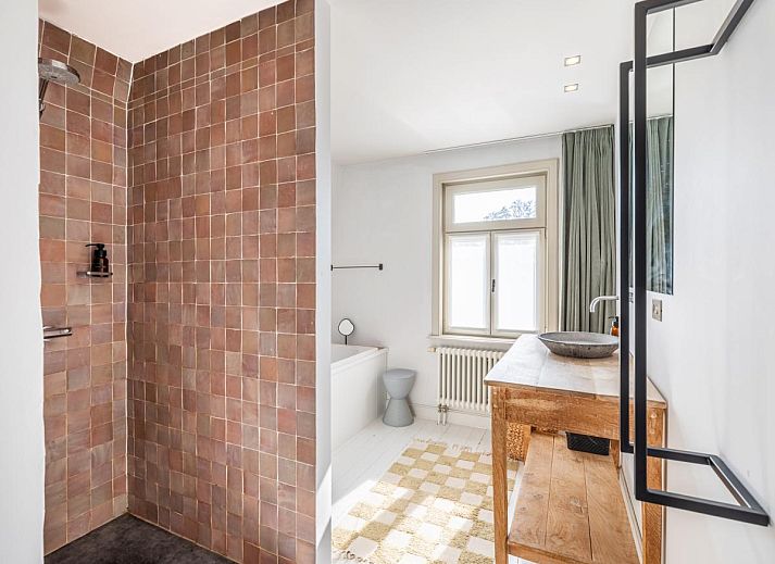 Stilvoller Innenbereich des Ferienhauses "Magique 31" in Oostduinkerke, Belgien, mit moderner Kueche und gemuetlichem Essbereich.