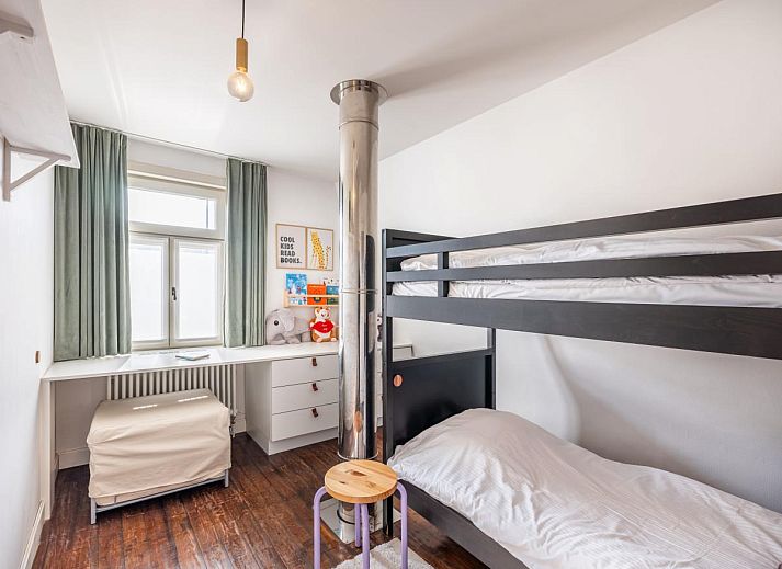 Stilvoller Innenbereich des Ferienhauses "Magique 31" in Oostduinkerke, Belgien, mit moderner Kueche und gemuetlichem Essbereich.