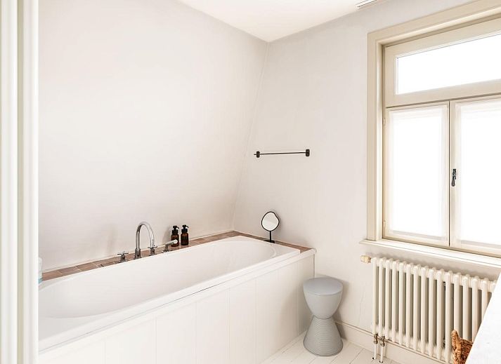 Stilvoller Innenbereich des Ferienhauses "Magique 31" in Oostduinkerke, Belgien, mit moderner Kueche und gemuetlichem Essbereich.