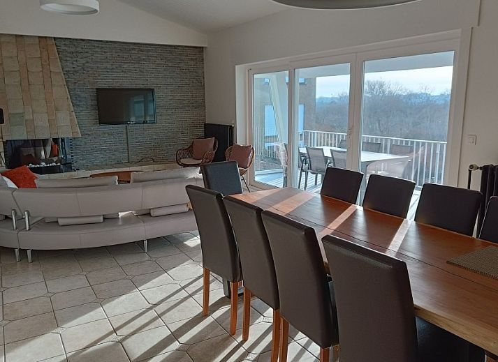 Papa's Dream vacation home in Oostduinkerke with stone facade and spacious driveway in West Flanders, Belgium.