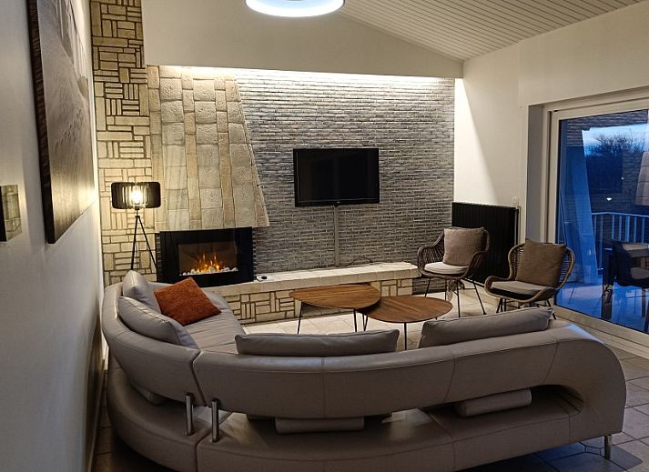 Papa's Dream vacation home in Oostduinkerke with stone facade and spacious driveway in West Flanders, Belgium.