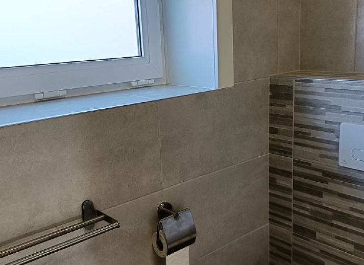 Cozy living room in Papa's Dream vacation home, Oostduinkerke, with large dining table and view of terrace.