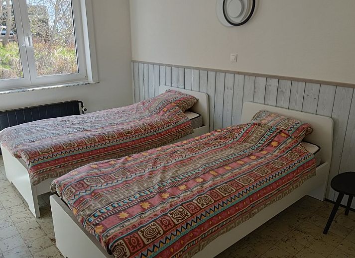 Cozy sitting area with fireplace in Papa's Dream vacation home, Oostduinkerke, ideal for relaxation.