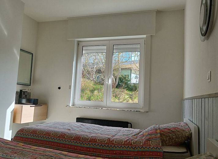 Cozy sitting area with fireplace in Papa's Dream vacation home, Oostduinkerke, ideal for relaxation.