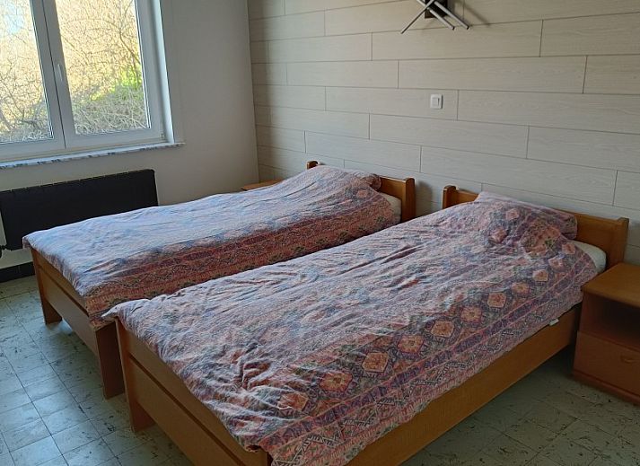 Cozy sitting area with fireplace in Papa's Dream vacation home, Oostduinkerke, ideal for relaxation.