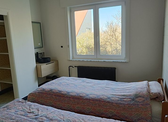 Cozy sitting area with fireplace in Papa's Dream vacation home, Oostduinkerke, ideal for relaxation.