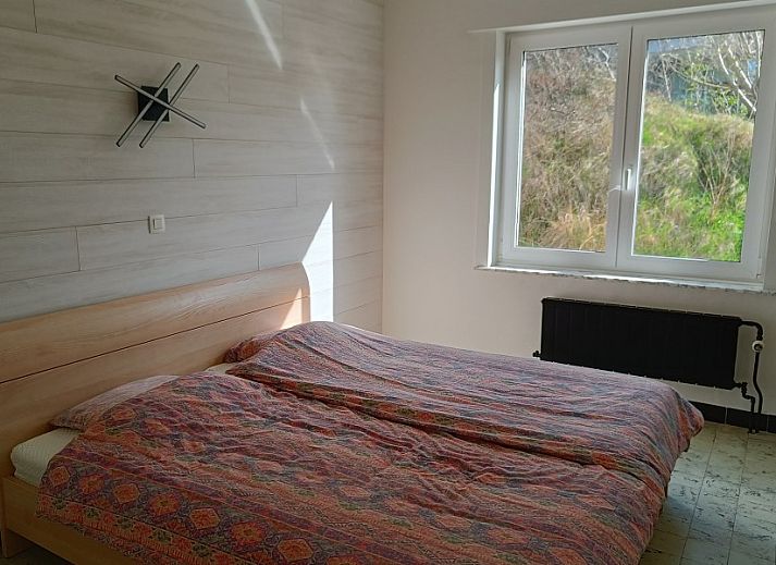 Cozy sitting area with fireplace in Papa's Dream vacation home, Oostduinkerke, ideal for relaxation.