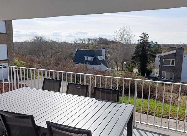 Modern kitchen in Papa's Dream vacation home, Oostduinkerke, overlooking the area in West Flanders.