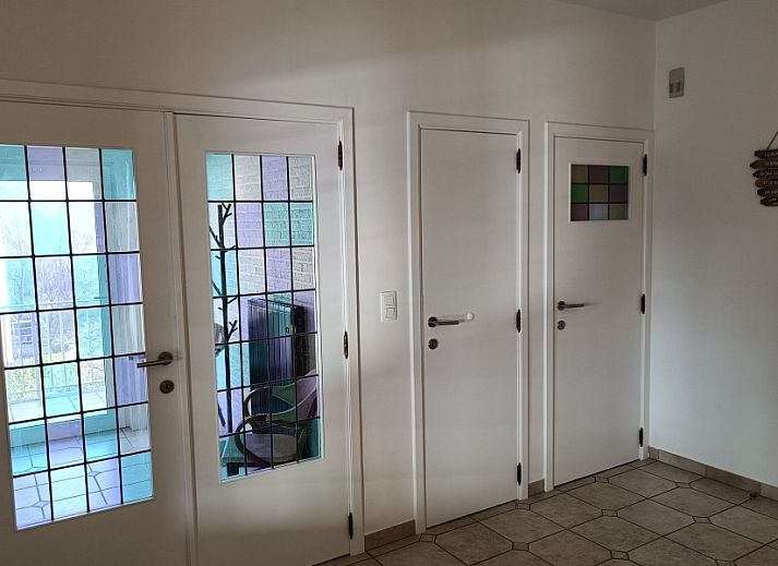 Papa's Dream vacation home in Oostduinkerke, kitchen with modern appliances and street view.