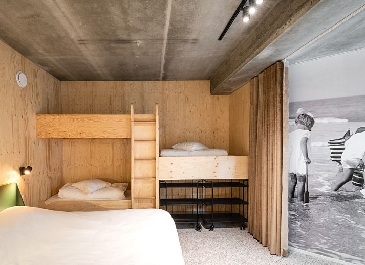 Stylish living room at WOWie&Germain in Oostduinkerke, with comfortable sofas and plenty of natural light.