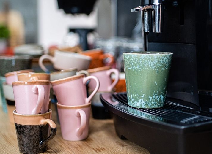 Stylish living room at WOWie&Germain in Oostduinkerke, with comfortable sofas and plenty of natural light.