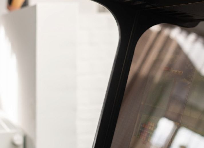 Stylish living room at WOWie&Germain in Oostduinkerke, with comfortable sofas and plenty of natural light.