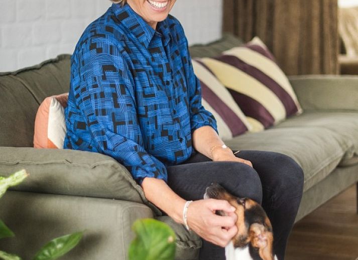 Modern bar in WOWie&Germain vacation home, Oostduinkerke, with stylish stools and playful decor.